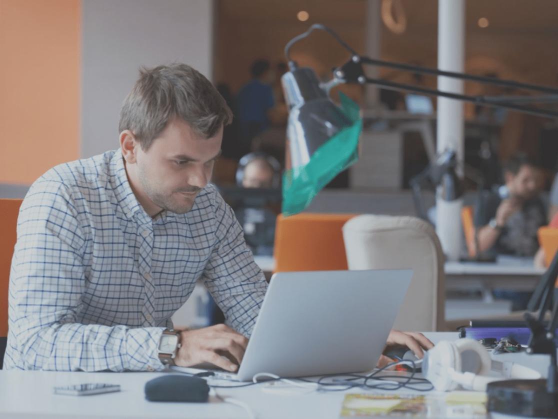 Finanzplanung und Budgetübersicht auf modernem Arbeitsplatz