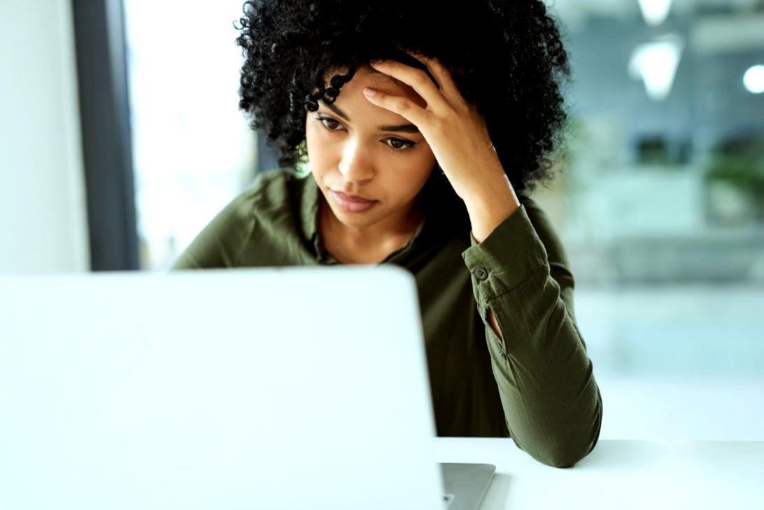 Finanzplanung Arbeitsbereich mit strukturierten Unterlagen